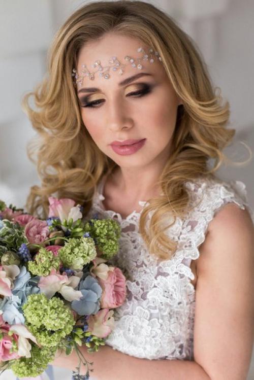 Здравствуйте.  Я профессиональный визажист - стилист, мастер по оформлению бровей. 03