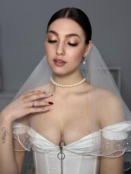 Элегантный Минимализм - тренд в свадебных прическах 2025. 01