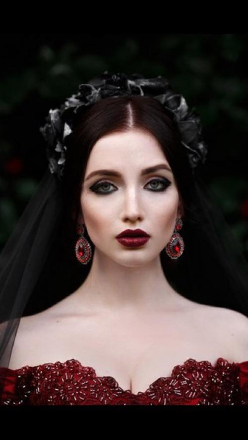 Мы приглашаем всех желающих окунуться в мир красоты и искусства и попробывать привлекательные и неповторимые образы. 01