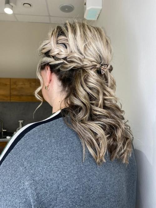 Делая свой выбор в пользу той или иной праздничной прически, необходимо обратить внимание на следующие составляющие: 02