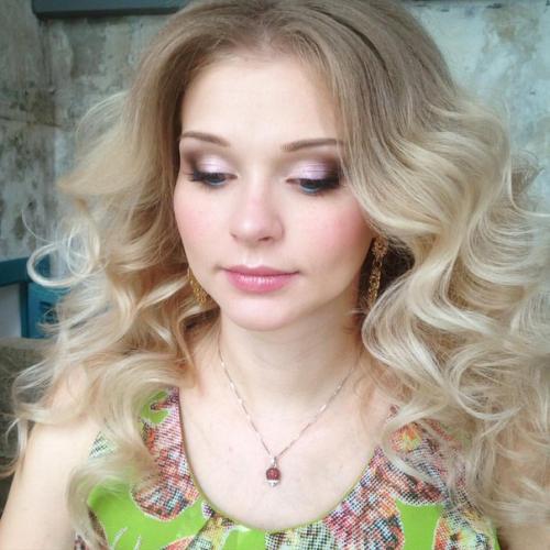 Здравствуйте.  Я профессиональный визажист - стилист, мастер по оформлению бровей. 05