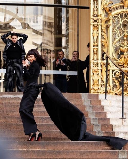 Впервые за долгое время зендая удивила аудиторию неудачным и причудливым образом. 08