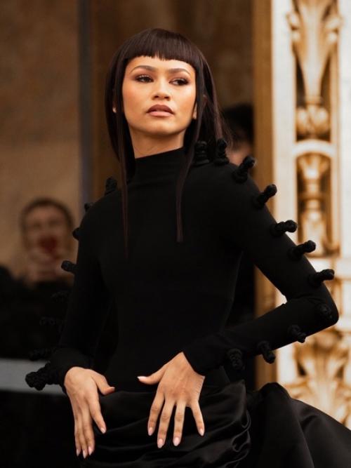 Впервые за долгое время зендая удивила аудиторию неудачным и причудливым образом. 05