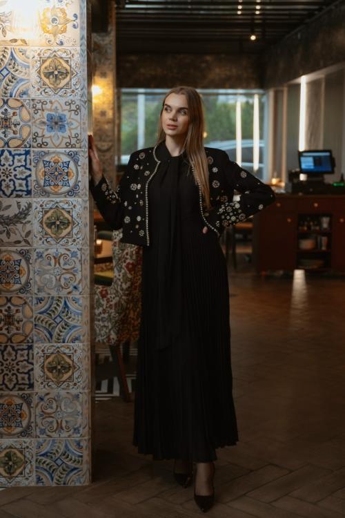 Чёрный вечерний образ в стиле тихой роскоши: лаконичное платье и акцентный жакет с кристальной вышивкой. 02