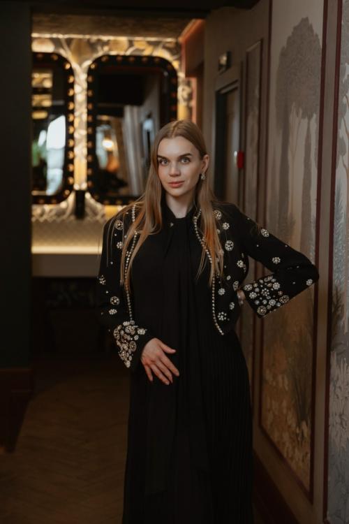 Чёрный вечерний образ в стиле тихой роскоши: лаконичное платье и акцентный жакет с кристальной вышивкой. 01