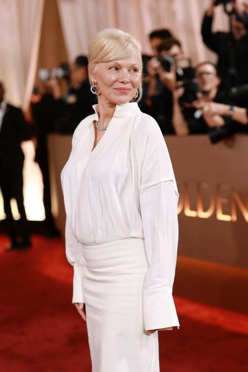 Ну а теперь мы переходим к самому интересному: образы звезд с церемонии награждения. 04