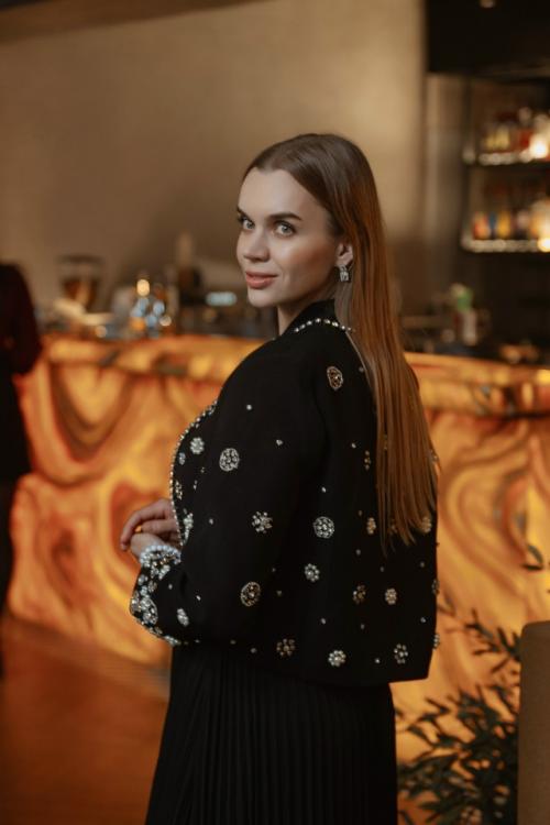 Чёрный вечерний образ в стиле тихой роскоши: лаконичное платье и акцентный жакет с кристальной вышивкой. 03