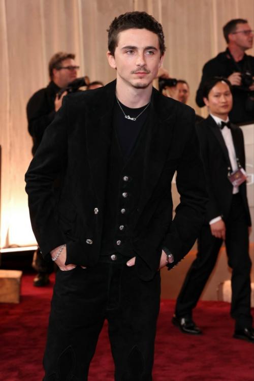 Ну а теперь мы переходим к самому интересному: образы звезд с церемонии награждения. 01