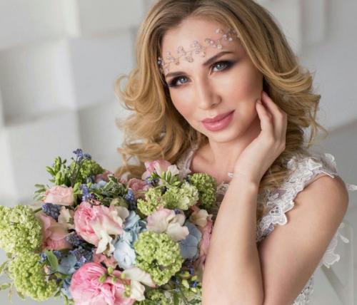 Здравствуйте.  Я профессиональный визажист - стилист, мастер по оформлению бровей. 04