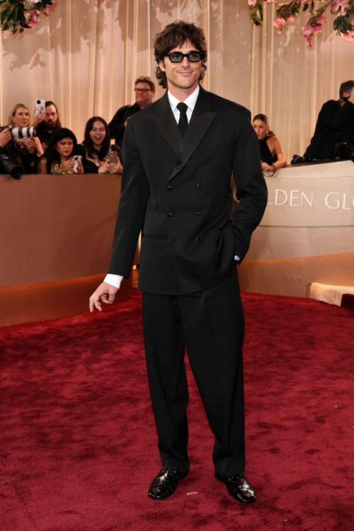 Ну а теперь мы переходим к самому интересному: образы звезд с церемонии награждения. 08