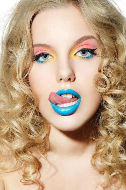 Мы приглашаем всех желающих окунуться в мир красоты и искусства и попробывать привлекательные и неповторимые образы. 02