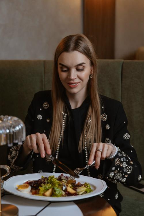 Чёрный вечерний образ в стиле тихой роскоши: лаконичное платье и акцентный жакет с кристальной вышивкой.  