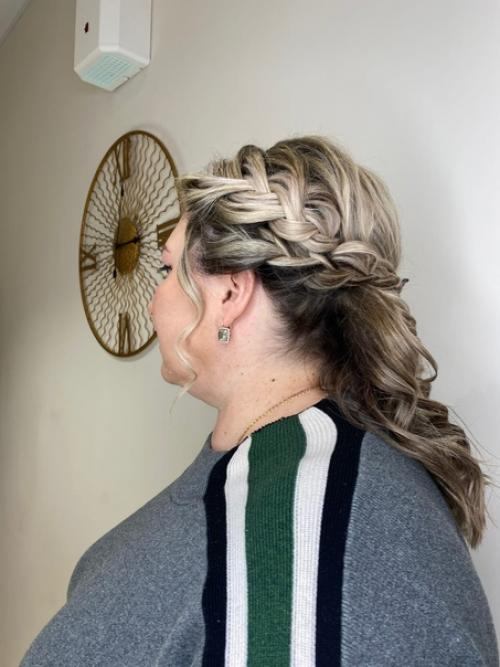 Делая свой выбор в пользу той или иной праздничной прически, необходимо обратить внимание на следующие составляющие: 01