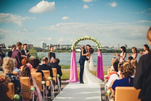 Как приятно было поработать на свадьбе у такой нежной и влюбленной пары несколько кадров с прогулки Константина и Кристины. 09