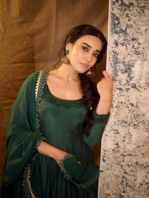 Surbhi Jyoti излучает этническую элегантность в королевском зеленом ансамбле. 07