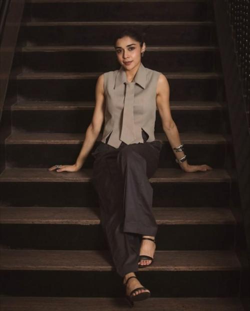 Эйша Сингх предлагает стильный образ Босс - Леди в нейтральных тонах. 02 Эйша Сингх предлагает стильный образ Босс - Леди в нейтральных тонах. 02