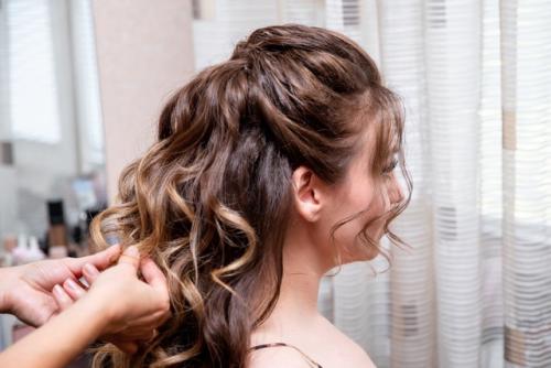 Макияж и прическа - это важнейшие элементы внешнего образа в один из самых важных дней любой женщины. 01