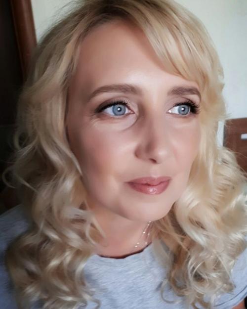 Модель!  В приоритете выберу того, кто сделал репост? 03