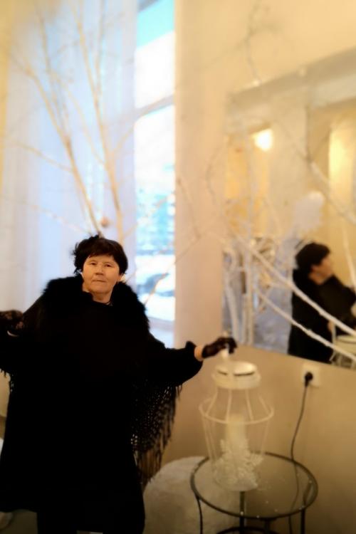 В комнате на комоде зеркало стояло.
