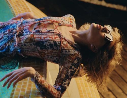 Ульяна Пылаева в солнцезащитных очках Enni Marco в невероятно красивой фотосессии для журнала Hello. 01