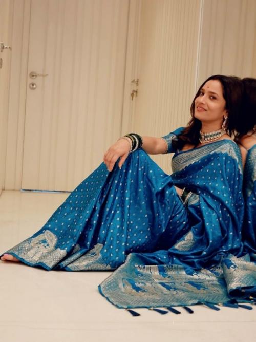 Анкита локханде в королевском синем наряде ослепительна. 01