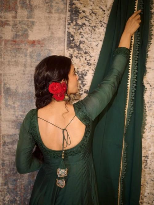 Surbhi Jyoti излучает этническую элегантность в королевском зеленом ансамбле. 03