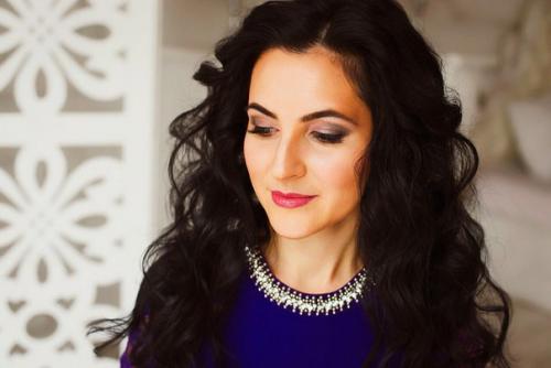 - Услуга: макияж. - Цена: 500 рублей. 06