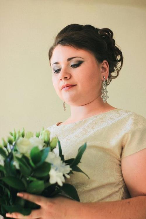 Милые девушки скоро новогодние праздники спешу предложить вам свои услуги по макияжу, прическам, моделирование бровей плетение кос любой сложности. 02