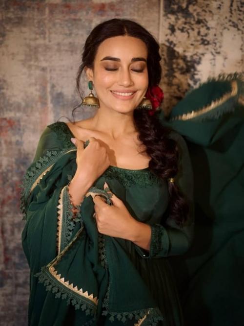 Surbhi Jyoti излучает этническую элегантность в королевском зеленом ансамбле. 02