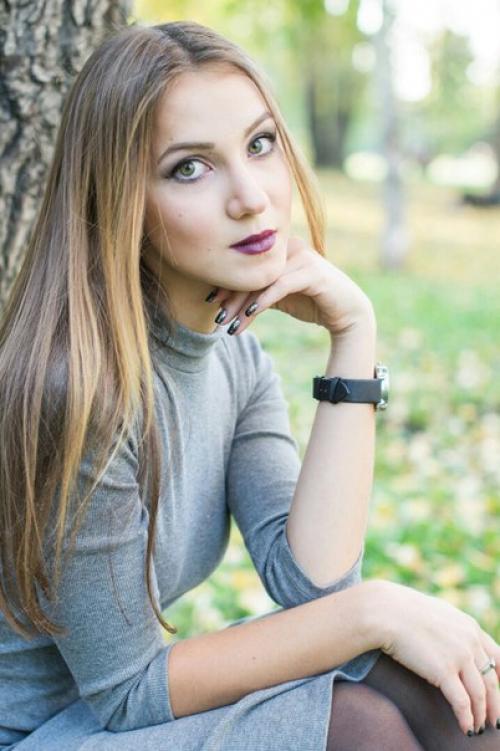 - Услуга: макияж. - Цена: 500 рублей. 03