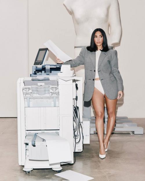 Ким кардашьян снялась в прозрачном платье для журнала. 05