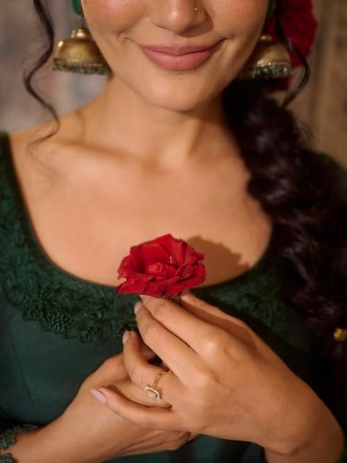 Surbhi Jyoti излучает этническую элегантность в королевском зеленом ансамбле. 05