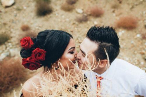 Живые цветы идеально дополнят прическу для любого образа. 04