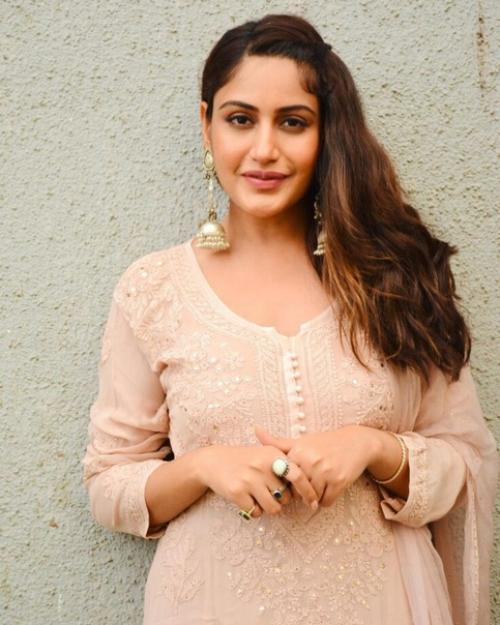 Традиционные красавицы: сурбхи джиоти в зеленом бенараси, сурбхи чандна призывает к простоте в бежевом костюме чиканкари. 03