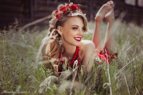 Живые цветы идеально дополнят прическу для любого образа. 02