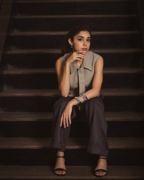 Эйша Сингх предлагает стильный образ Босс - Леди в нейтральных тонах. 01 Эйша Сингх предлагает стильный образ Босс - Леди в нейтральных тонах. 01