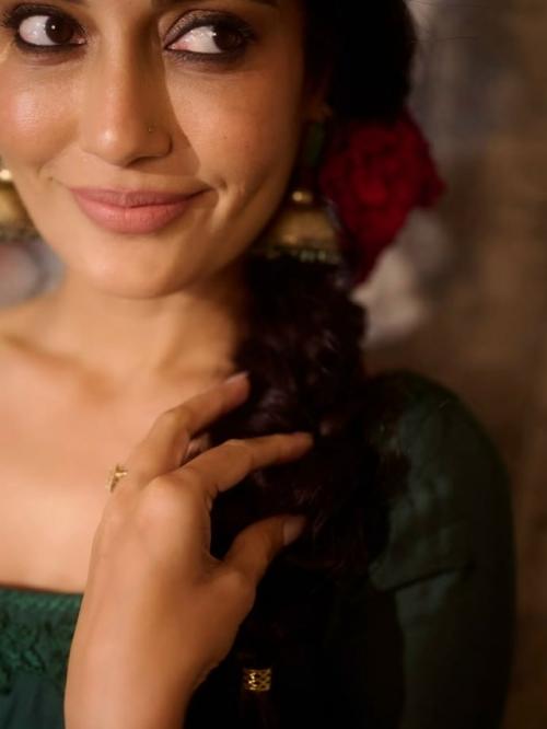 Surbhi Jyoti излучает этническую элегантность в королевском зеленом ансамбле. 01