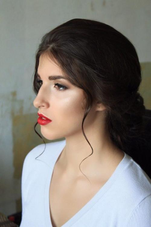 Дорогие девушки!  Я являюсь дипломированным визажистом - стилистом по прическам, закончила школу одного из топ - визажистов нижнего Новгорода. 02