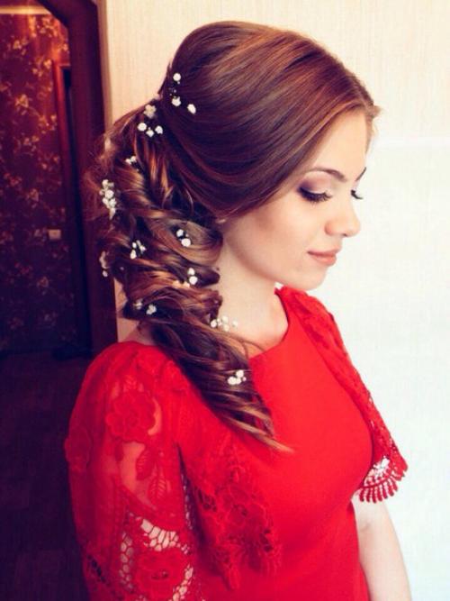 Прическа на бок с кудрями может смотреться по-разному в зависимости от образа девушки. 01