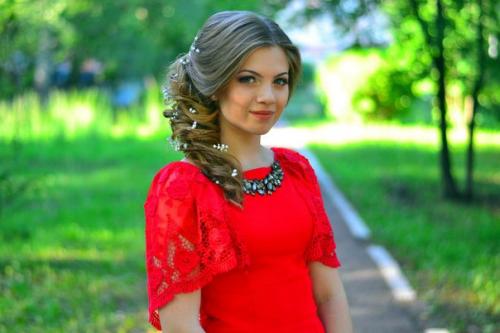 Прическа на бок с кудрями может смотреться по-разному в зависимости от образа девушки. 02