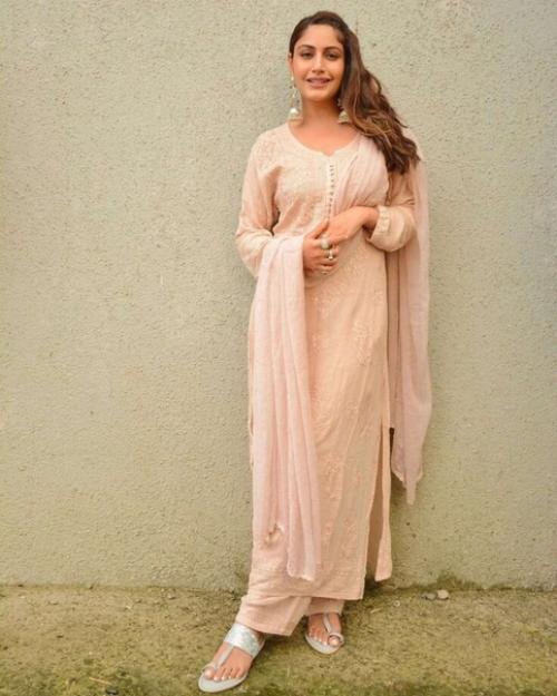 Традиционные красавицы: сурбхи джиоти в зеленом бенараси, сурбхи чандна призывает к простоте в бежевом костюме чиканкари. 04