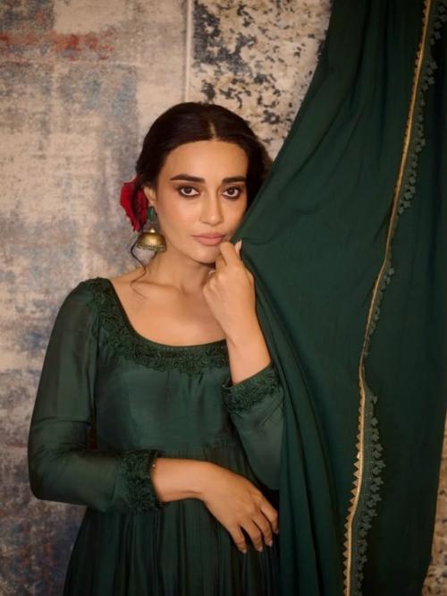 Surbhi Jyoti излучает этническую элегантность в королевском зеленом ансамбле. 04