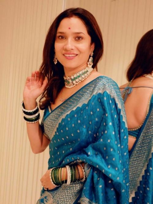 Анкита локханде в королевском синем наряде ослепительна. 02