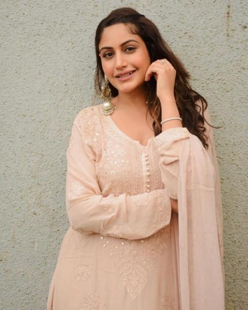 Традиционные красавицы: сурбхи джиоти в зеленом бенараси, сурбхи чандна призывает к простоте в бежевом костюме чиканкари. 02