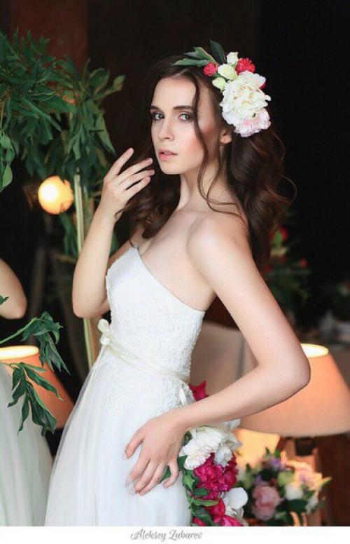 Живые цветы идеально дополнят прическу для любого образа. 03