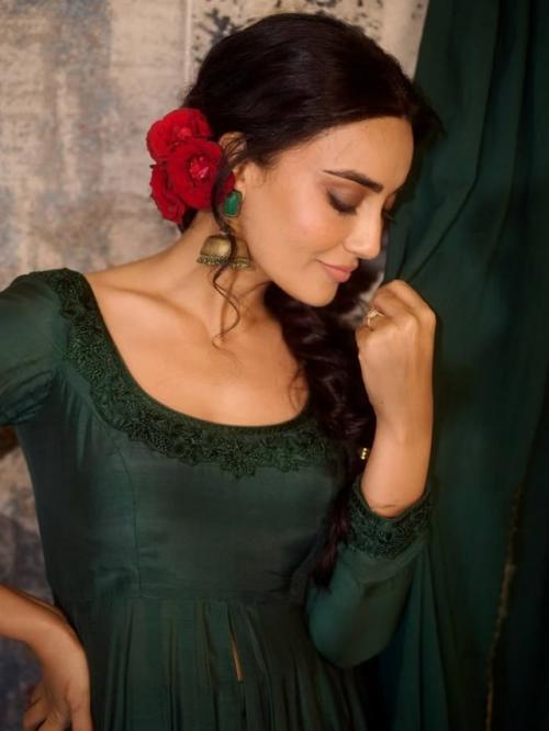 Surbhi Jyoti излучает этническую элегантность в королевском зеленом ансамбле. 06