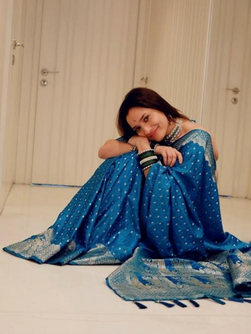 Анкита локханде в королевском синем наряде ослепительна. 04