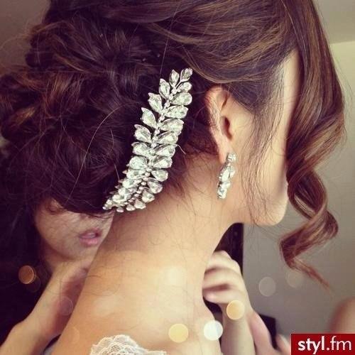 Требуются модели на прически с легким макияжем ( локоны, собранные кудри) с разной длиной волос. 01