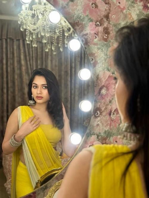 Джаннат зубайр рахмани ярко сияет в желтом сари. 01