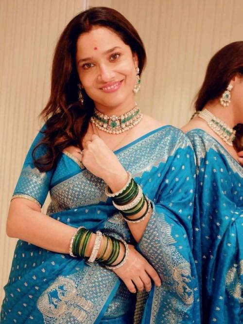 Анкита локханде в королевском синем наряде ослепительна. 03